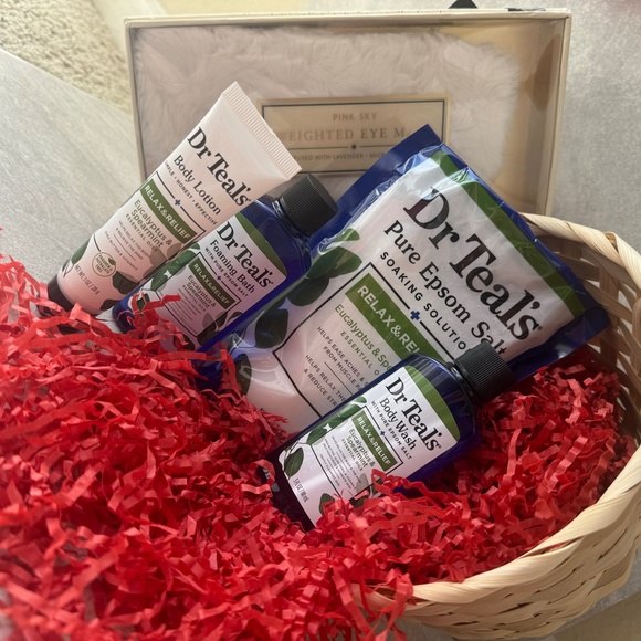 Dr Teal's Relax & Relief Eucalyptus & Spearmint Gift Set & Eye Mask - Picture 2 of 2